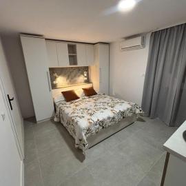 Apartmani Kristina, מלון בדרבניק