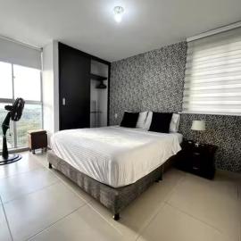 Comodo Apto de 3 Hab - Piscina y Balcón Privado
