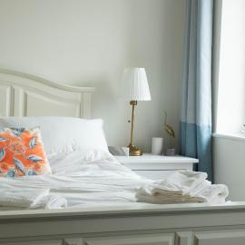 Spacious room in family home with private jacuzzi bath near Legoland, Windsor, Bray، فندق في براي