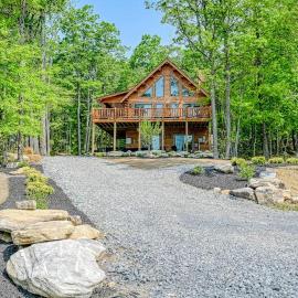 Deep Creek Mountain Retreat, מלון במקהנרי
