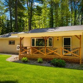 Fenced-in Pet-Friendly Private Wooded Escape, hotell sihtkohas Eagle River