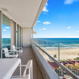 Kirra Beach Luxury Resort Pool & Views Parking