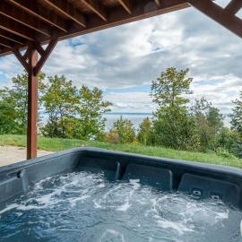 4BR Spa, Sauna, View, Billiards Lower Unit, hotel in Petite-Rivière-Saint-François