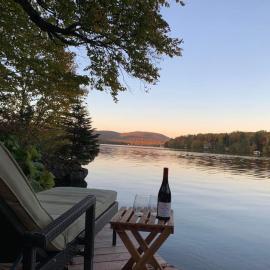 Charming lakefront cottage w incredible view! WoW, hotel u gradu Saint-Raymond