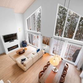 Luxury 4BR Chalet Hot Tub & Sauna Sleeps 12, hotel i Valcartier Station