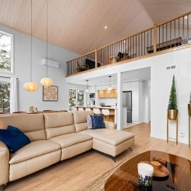 Luxury 4BR Chalet Hot Tub & Sauna Sleeps 12, hotel a Valcartier Station
