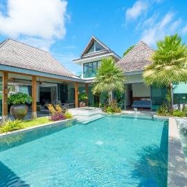BangTao Brand New 5-Bedroom Garden Villa 800 sqm of Spacious Space Private Outdoor Pool Jacuzzi Pool, hotel in Phuket