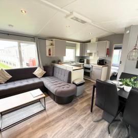 Palm Grove 1 - Golden Palm Resort - 2 bathrooms, 2 showers, Pet friendly, WiFi and Bed linen - Meadow Lakes Caravan & Lodge Hire, hotel in Chapel Saint Leonards