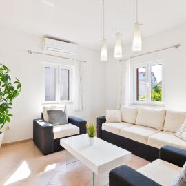 APARTMENT MARCELA SUTIVAN - large two-bedroom apartment with two bathrooms - excellent location right by the town center and the beach - parking space provided - panoramic view of the sea and the town, hotel din Sutivan