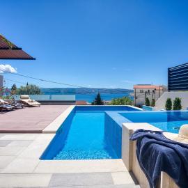 LUXURY VILLA PARADISE 120m from sandy beach, heated pool, billiard, max 12 pax, hotel u Dućama