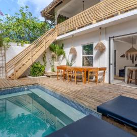 Paje Beach Zanzibar Oasis Villa Prime Location 90m to Beach Private Pool AC Power Generator Backup Completely Private Ideal for Families Friends Groups Sleeps 8 Walk to Bars Restaurants, Hotel in Paje