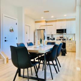 Brand New BUDGET Living Downtown 5 Mins Sleep 6: Edmonton şehrinde bir otel