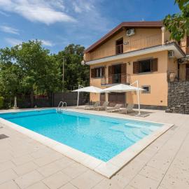 Villa Sara sull'etna con Piscina, hotel v destinácii Viagrande