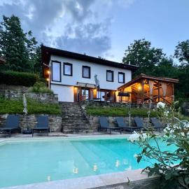 Vista Verde - Private house with 3 bedrooms & 3 bathrooms, hotel v mestu Oreshak