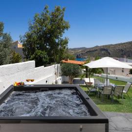 Elegant Coastal Retreat, Hot Tub and Sea Views By KB Hospitality