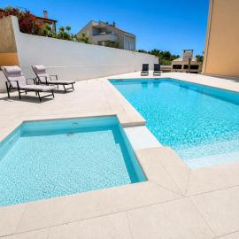 Pool Apartment Sol، فندق في ستارا نوفالجا