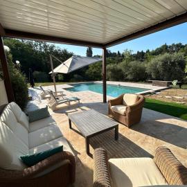 Villa avec piscine dans un écrin de verdure, hotel a Grasse