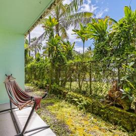 Private Balcony • Walk to Beach + Downtown, hotel in Hilo