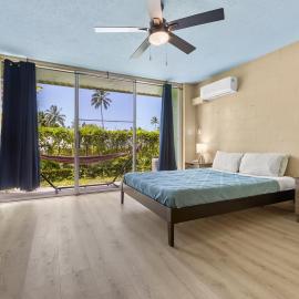 Garden Balcony • Walk to Beach + Kitchen, Hotel in Hilo