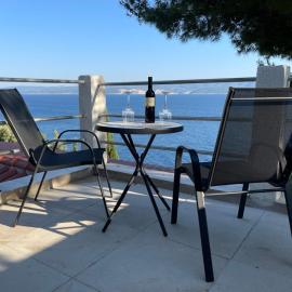Sea Side Apartment with Private Beach - Renovated 2026, hotel v Omiši