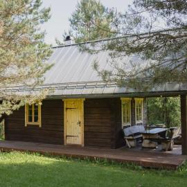 Sauna house with minilake, hotelli kohteessa Voki