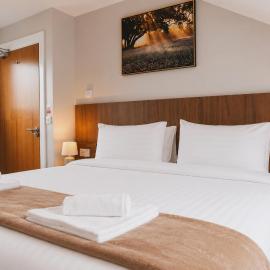 Coach House Accommodation - Room 7, hotel in Carrick on Shannon