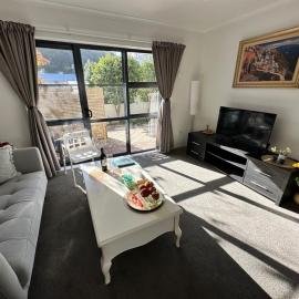 warm, quiet and convenient !, hotel in Auckland
