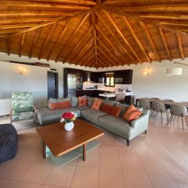 Runway Mansion stunning views and lot of space, hotel in Skiathos