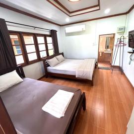 บ้านพักป้าชบา ชายหาดแหลมสิงห์, ξενοδοχείο σε Chanthaburi