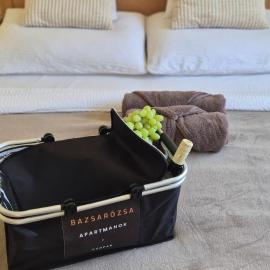 Bazsarózsa Apartmanok Csopak، فندق في تشوباك