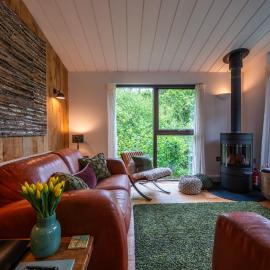 Rural Woodland Lodge with Log Fire & Sunny Deck – hotel w mieście Slapton