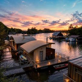 Sunset view Housboat with sundeck,AC&Heating, hotel v destinaci Bratislava