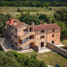 Istrian Countryside Apartments Iva، فندق في Krmed