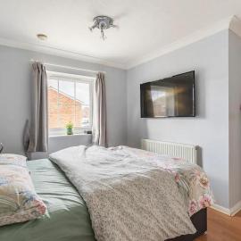 Oris Hut Stylish Ensuite Room Near Luton Airport, hotelli kohteessa Luton
