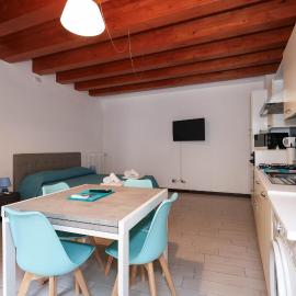 Casa Vacanze Tommy - Centro Omegna con Parcheggio, hotel din Omegna