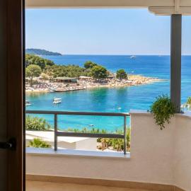 Dine Hotel, ξενοδοχείο σε Εξαμίλι