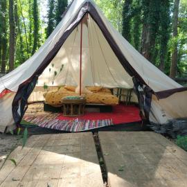 tente type yourth dans les bois, hotel in Saint-Paulet-de-Caisson