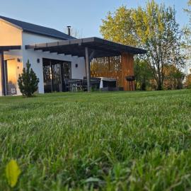 Domek Maryja z prywatnym duzym jacuzzi i sauna Przystan pod niebem, hotel in Leczyce
