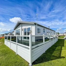 Stunning 6 Berth Lodge With Full Sea Views In Suffolk Ref 68007Cr, hotel v destinácii Lowestoft