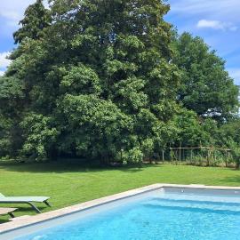 Marguerite,salon,chambre,SdB,piscine, hotel in Condat-sur-Ganaveix