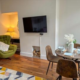 Central Horsforth Stone Cottage - 10 mins from LBA