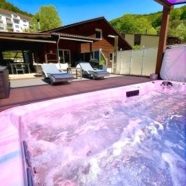 Swiss Chalet-Villa Best Base for Bern, Interlaken & Swiss Alps - Heated Swim Spa & Mountain Views, hotel v mestu Frinvillier