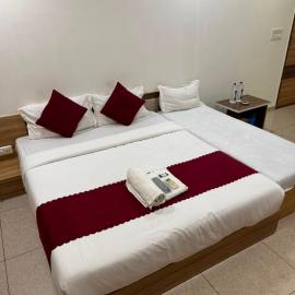 Hotel Yuvraj، فندق في أحمد آباد