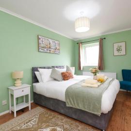 Spacious Harlow House, Free Parking, Fast Wi-Fi, Sleeps 4 Ideal for Contractor & Relocation Stay