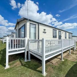 Stunning 6 Berth Caravan, Close To The Beach In Suffolk Ref 68067Cr, hotelli kohteessa Lowestoft