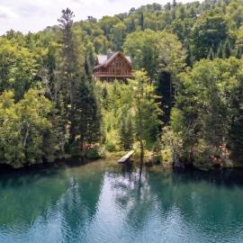 Chalet Rougeaud Cozy Waterfront Chalet with Hot Tub and Fire Pit، فندق في سانت فوستين
