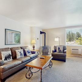 Lakefront resort condo 1 mile from Heavenly Ski Resort with free shuttle, Hotel in South Lake Tahoe