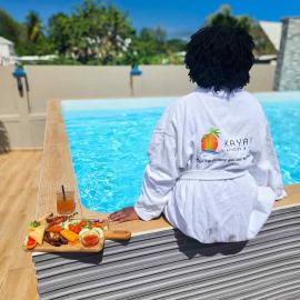 Évasion en Plein Cœur de Port-Louis T3 avec Piscine, Jacuzzis, Sauna, Tapas & Mocktails