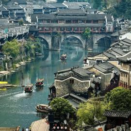 Ancient Riverside Courtyard Hotel -Free high-speed train pickup and drop-off-100m to Tuojiang River &Guided Hiking & Photography&Fishing&, hotel in Fenghuang County