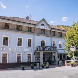 Hotel Sýkora, хотел в Кривоклат